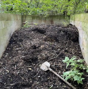 De Herborist van Aalden. In de tuin van De Sprenk. Komposteren