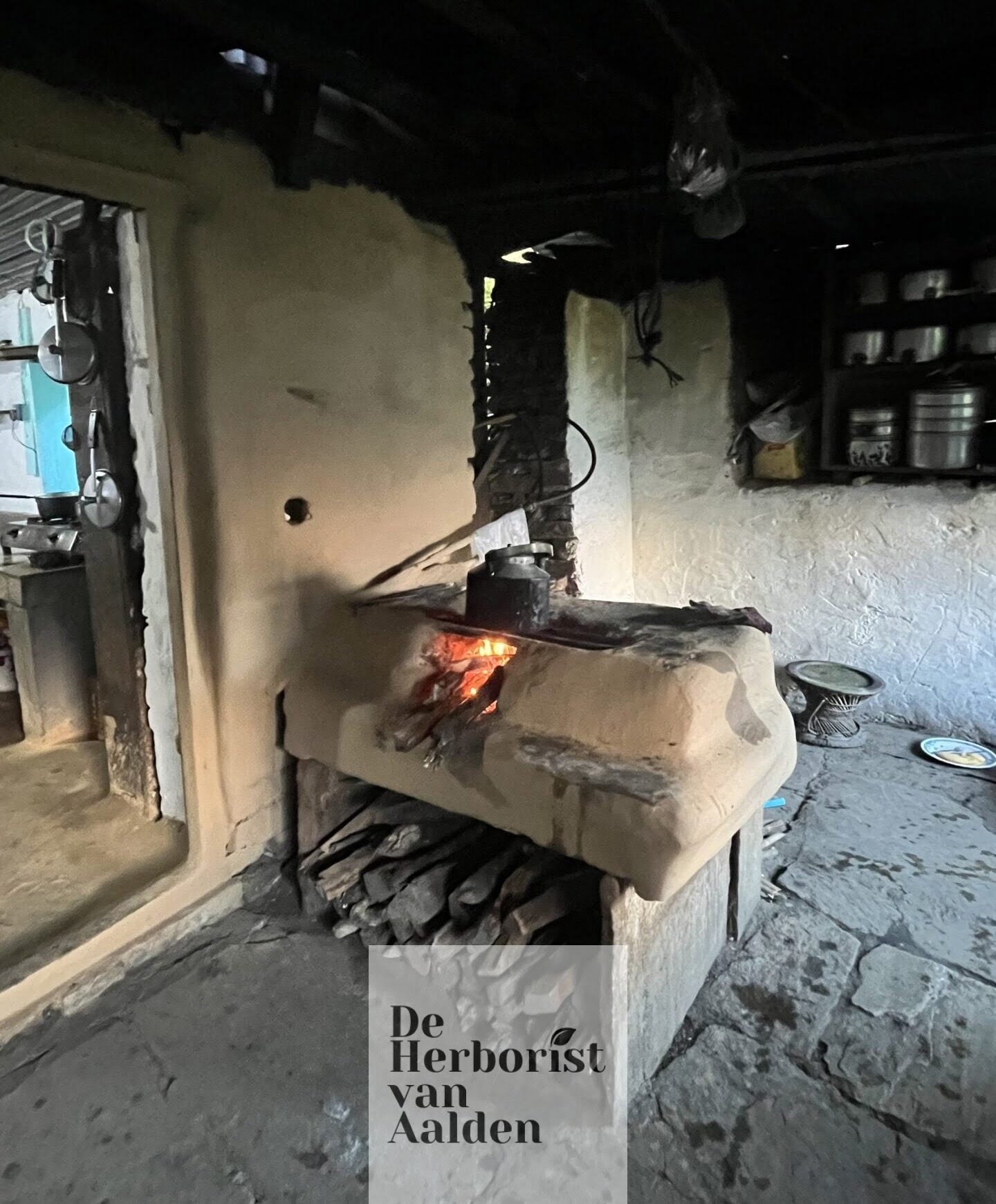 © De Herborist van Aalden. Theewater koken in een tea house in Nepal