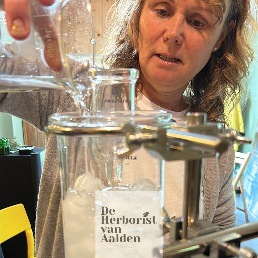 © De Herborist van Aalden Kim Voets maakt hydrolaten met de Kiriyama distiller uit Japan © De Herborist van Aalden Kim Voets maakt hydrolaten met de Kiriyama distiller uit Japan