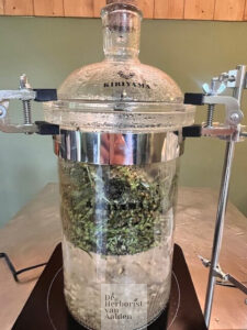 ©️De Herborist van Aalden Bijvoet destilleren