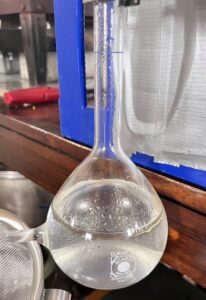 © De Herborist van Aalden Kim Voets Rozemarijn destilleren bij In de Koperen Ketel