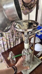 © De Herborist van Aalden Kim Voets Rozemarijn destilleren bij In de Koperen Ketel