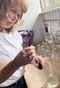 © De Herborist van Aalden Kim Voets Rozemarijn etherische olie