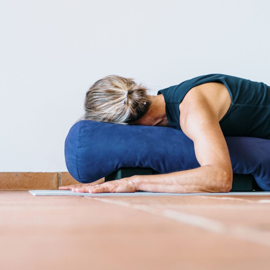 Yin Yoga. Diepe ontspanningsceremonies van Bernadet Hemmen en Kim Voets Yin Yoga. Diepe ontspanningsceremonies van Bernadet Hemmen en Kim Voets